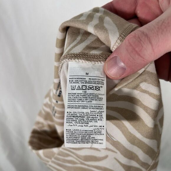 Old Navy Active Bike Shorts Women Medium Beige Animal Print Powerchill High Rise - Picture 8 of 8